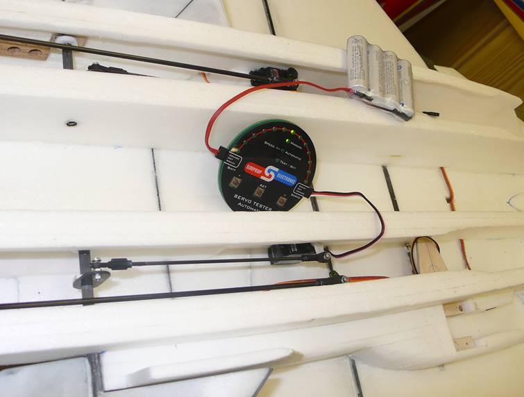 Elevon-Messing-Lagerbuchsen einkleben. Elevons einschieben. Seitliche Anschlagscheiben auf der Welle festkleben. Etwas Seitenspiel ermöglichen.