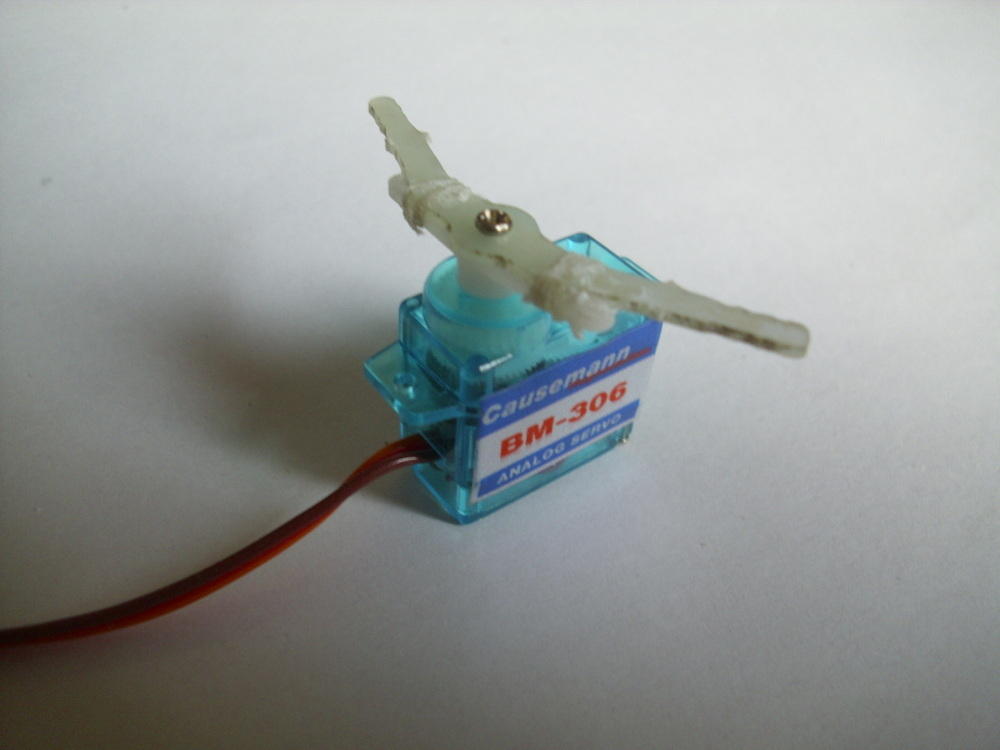 Die Verlängerungen mit Zwirn und Sekundenkleber auf den vorher demontierten Servoarmen befestigen