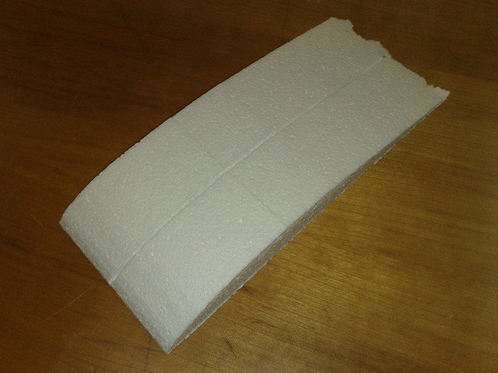 Mittelspant auf Flügelunterseiten kleben.
In die Fuge zwischen den Flügeln noch KEINEN Kleber. Der Schlitz im Mittelspant wird später geknickt und so die V-Form hergestellt.