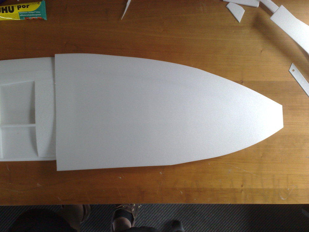 Obere Beplankung aufkleben.
Den Schlitz im Flügel-Mittelteil NICHT verdecken.