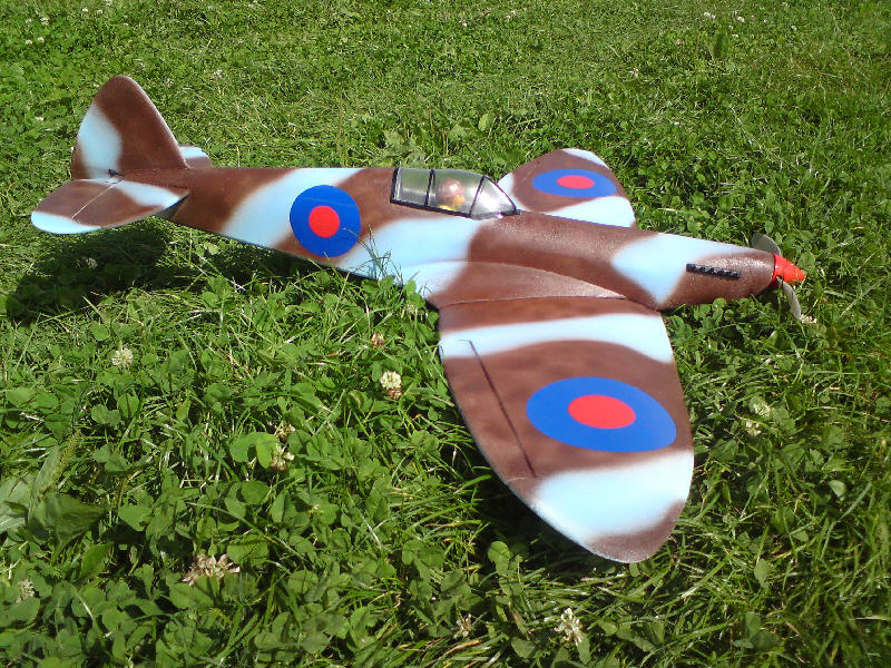 Sehr geehrter Herr Causemann,
anbei ein paar Fotos meiner Spitfire welche aus der Tüte Depron entstand, die ich bei Ihnen gekauft habe.
Sie hatte heute ihren Jungfernflug. Gelungen! Mit freundlichen Grüßen
Christian Häusler ch.haeusler@arc...