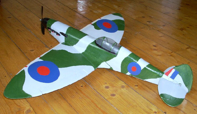 Ebenfalls ein schönes Kunden-Modell mit Fahrwerk