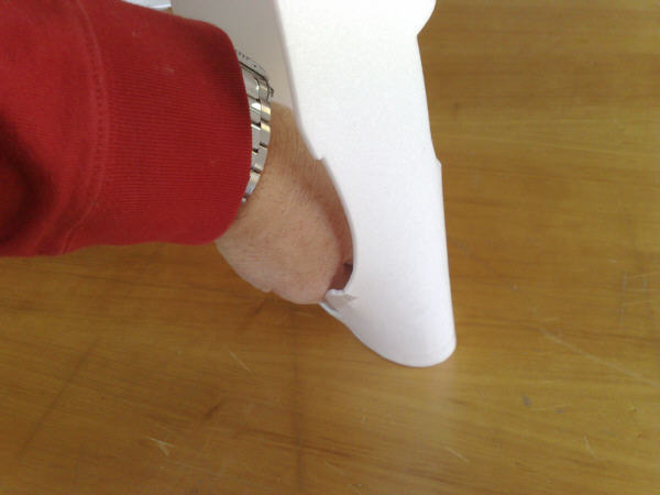 Mit Uhu-Por den Spant auf der Tischplatte nach unten drücken