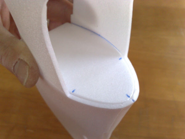 Jetzt das Rumpfende zusammenkleben. So wird der Rumpf 100% gerade. Dann erst den großen Rumpfspant ohne Kleber einsetzten.
Achten Sie auf gleiche Maße aum Rumpfboden. Spant markieren, dann mit Uhu-Por einkleben.