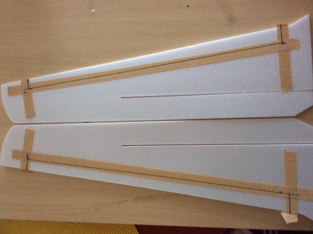 Aufmalen der Querruder,schön mit Krepp, damit nichts beschädigt wird.