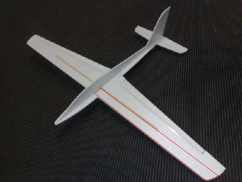 **Neu** Flügelaufdoppelung<br />
Wesendlich verbesserte Flugeigenschaften!<br />
Die Vorderkante dieser oberen Platte abrunden/anschleifen.
Die Hinterkante am Holm NICHT bearbeiten.