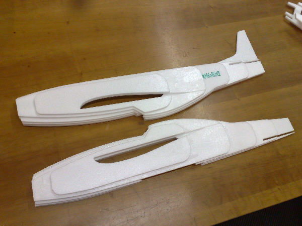 Getrocknet und ungeschliffen Gewicht 75 gr. Wenn man 2 Hälften fertigt, kann man, wenn man will, später von innen noch weiteres Material wegnehmen. Und auch den unteren Lufteinlass gut nachschleifen.