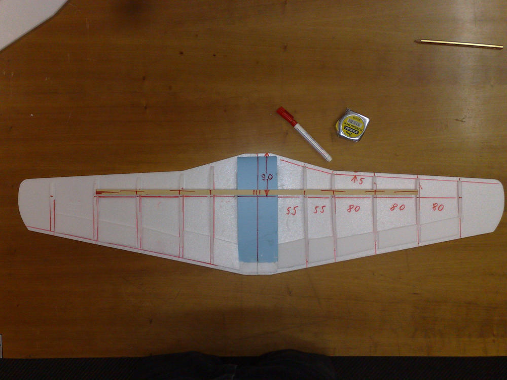 Holm anzeichen und die Verjüngung des Holms nach außen ebenfalls anzeichnen.