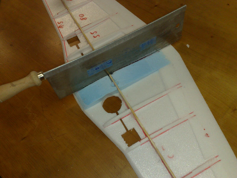 Tief durchatmen, Säge ansetzen und den Flügel mit Holm fast durchtrennen. Mindestens das Klebeband muß heile bleiben!