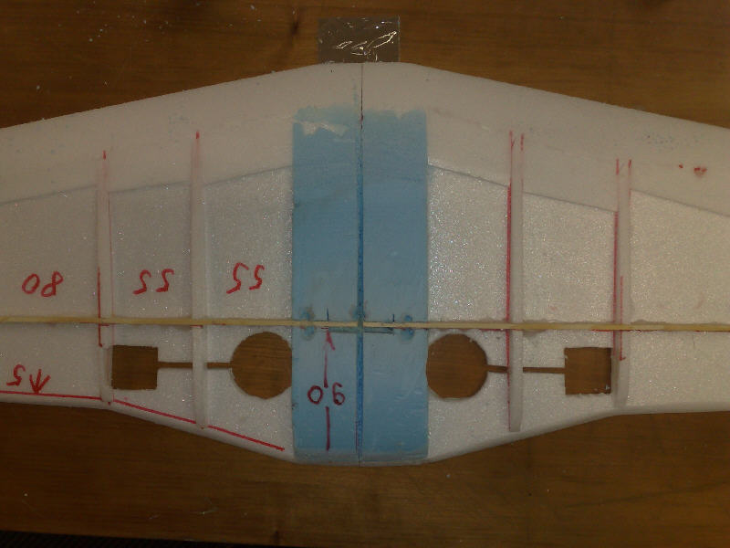 So soll der Spalt ca. aussehen. Durch hochbiegen der Fläche kann man prüfen, ob er breit genug ist.