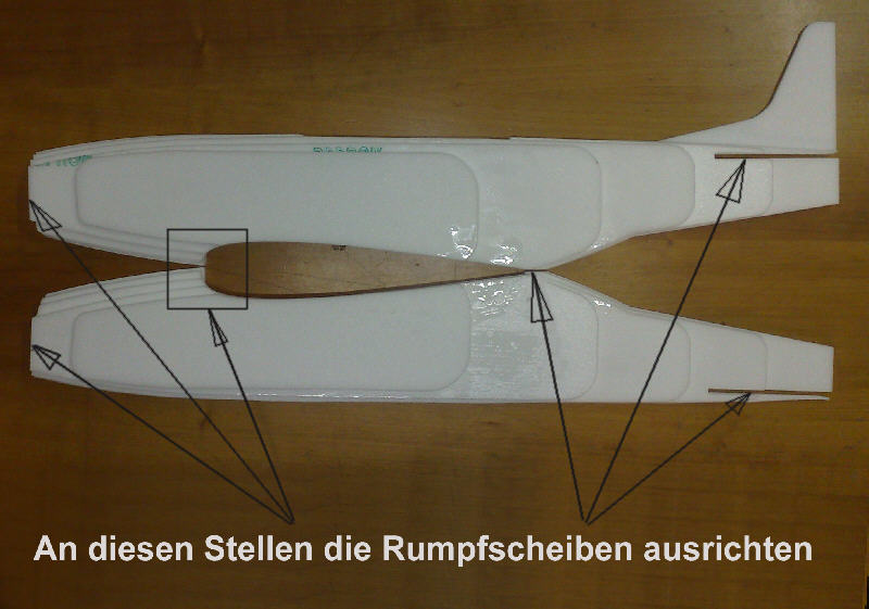 Neue Rumpfform. Die Flächen sitzen jetzt tiefer. Die Lufthutze wird später unter den Flügel geklebt.