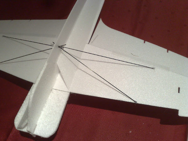 Flügelverstebungen mit Übermaß ablängen, zuerst am Flügel verkleben, ausrichten und im Rumpf verkleben.