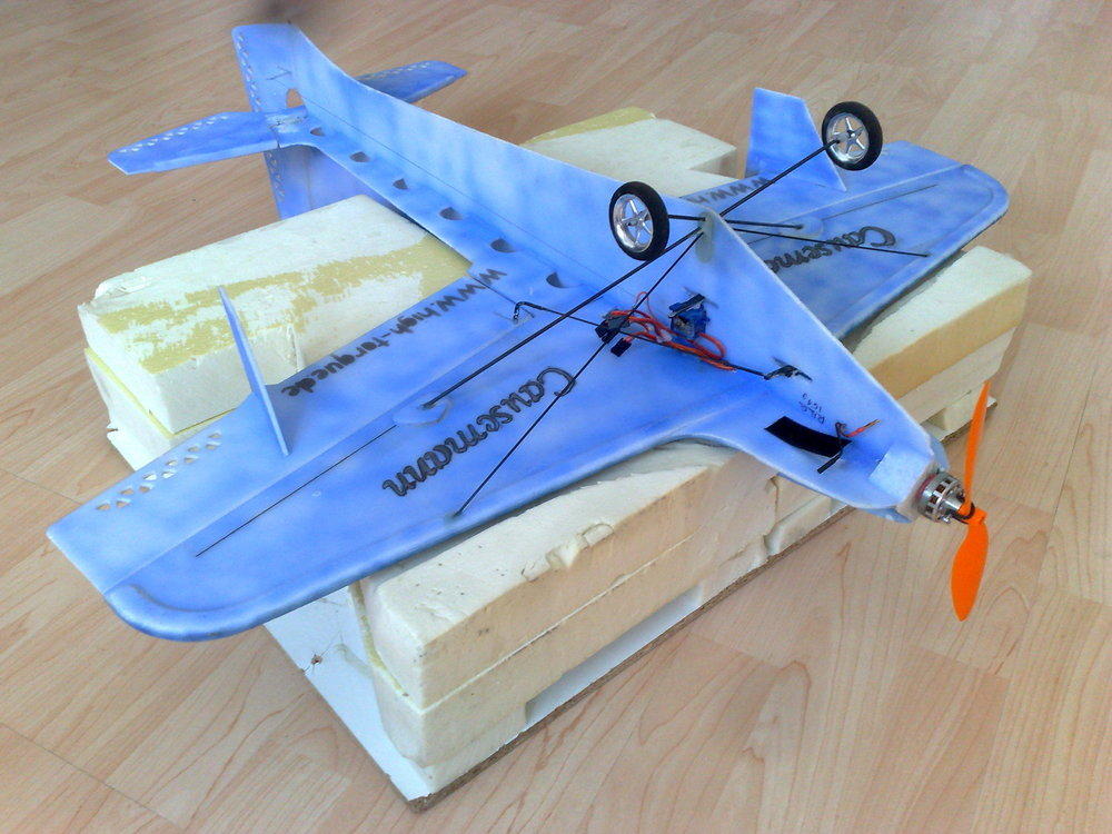 Es hat sich sehr bewährt, sich zum allgemeinen Shockflyer-Bau z.B. eine solche Hellimg zu fertigen. Material z.B. Styropor, Roofmate, PU-Schaumblock o.ä. Hier gezeigt am Beispiel unseres Modells "Sambah V2". Alle Teile liegen plan auf, Verzug ist nic...