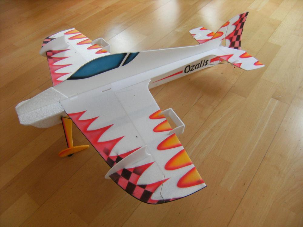 Ozalis flugfertig
Schwerpunkt 60mm hinter der Nasenleiste