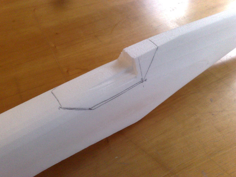 Haube ausschneiden, Ausschnitt am Rumpf markieren