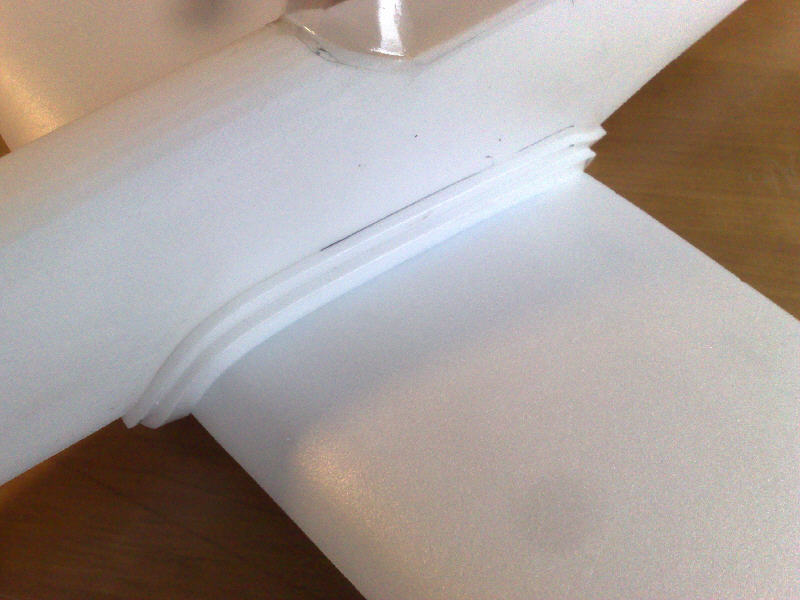 Für die Rumpfanformung 2 Streifen Depron 6mm, 1 x 15mm breit, der zweite 10mm breit, an den Rumpf kleben. ACHTUNG: sparsam mit dem Uhu Por, NICHT die Flächen verkleben, nur am Rumpf Klebstoff auftragen.