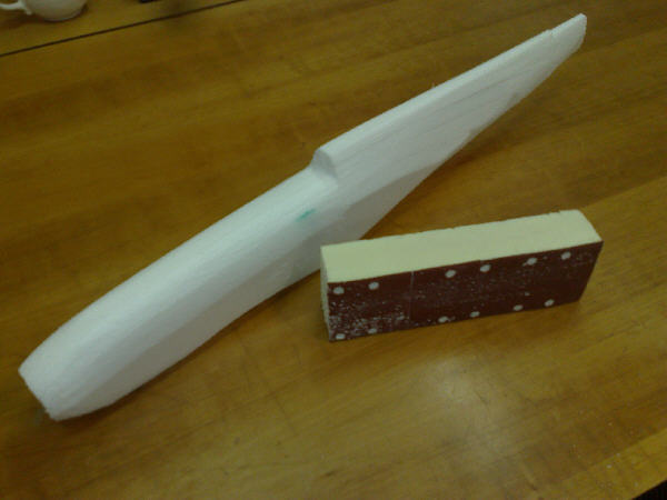 Schleifen, einfach und schnell gemacht!
Schleifklotz aus Schaummaterial wie Styropor etc., 40er Papier, die Kanten des Klotzes (auf der Papierseite) ein wenig runterdrücken. So verhakt sich das grobe Papier nicht. Und dann beim Schleifen den Schleifk...