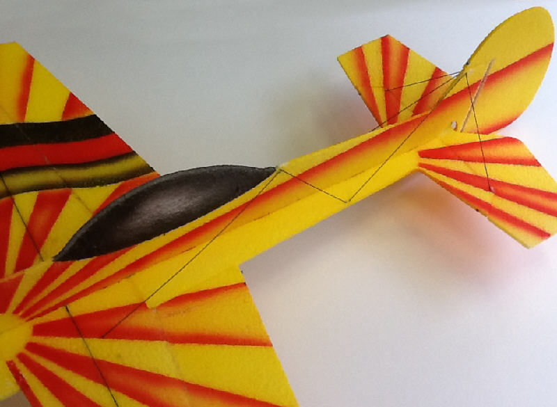 Montagebeispiel der Rumpfverstrebungen aus 0.8er Kohlestab