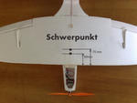 Schwerpunkt zwischen 60 und 75mm.
Für den Erstflug mit 65 anfangen. Bei leichten Komponenten alles möglichst weit nach vorne bauen.
