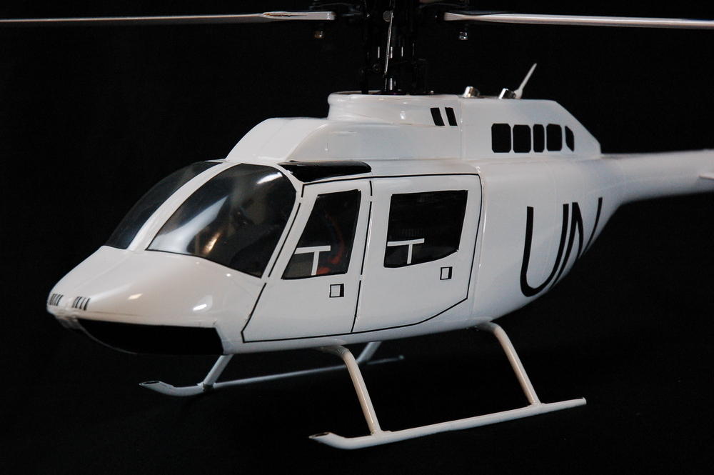 Bell Jet-Ranger U.N. 450er. Folie statt Lack. Landegestell Eigenbau.