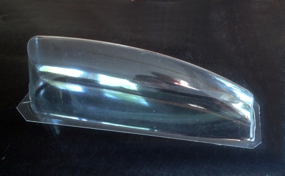 Nach Belieben entweder diese Haube benutzen oder beiliegende EPP-Haubenteile