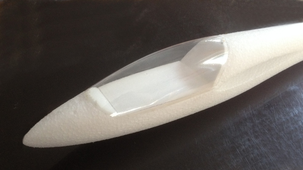 Haube zuschneiden und mit beiliegendem 6mm Depron einen Haubenrahmen erstellen.