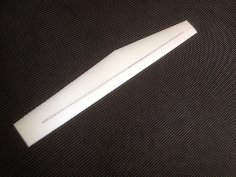 Flügel unten einschlitzen und den Kohleholm eindrücken, mir SEkundenkleber verkleben