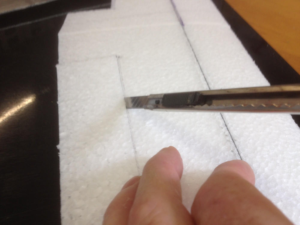 Dazu den Scharnierwinkel mit ca. 30° Winkel schneiden, Querruder links und rechts tauschen, ergibt ca. 60° Scharnierwinkel