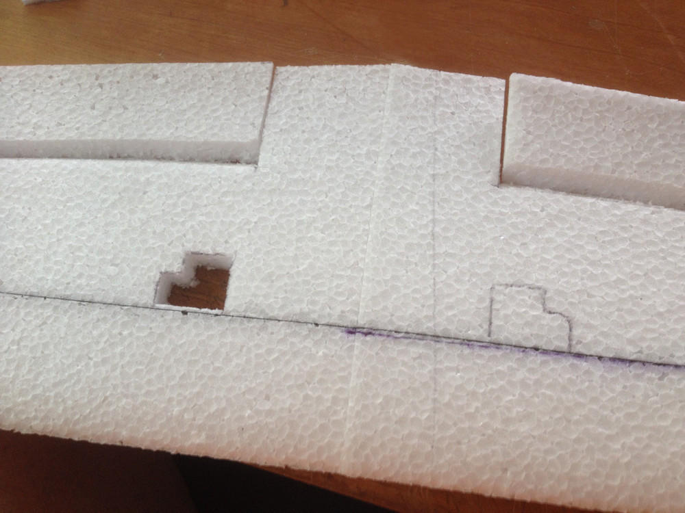 Servoschacht im Flügel kpl. ausschneiden