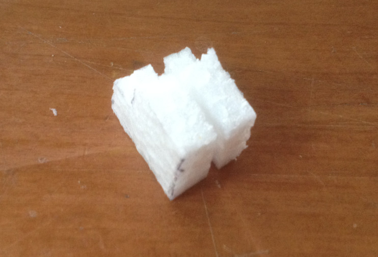 ausgeschnittenes EPP-Stück halbieren