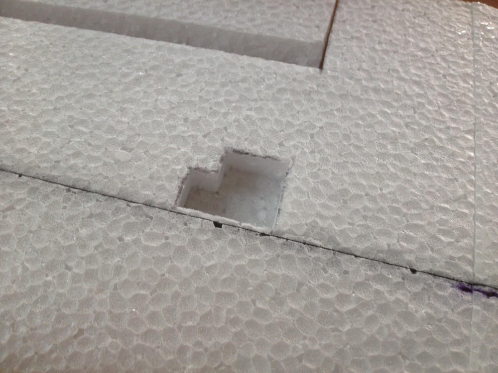 als Deckel von oben wieder in den Flügel einkleben