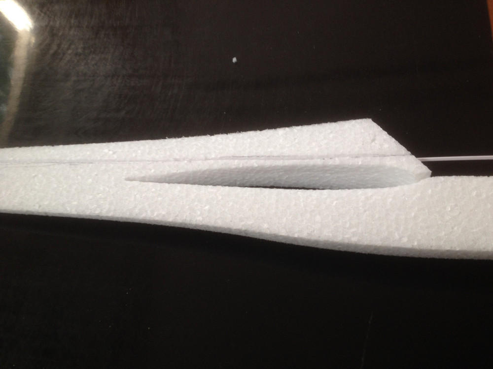 Rumpf von innen einschlitzen und Bowdenzug-Rohr einkleben