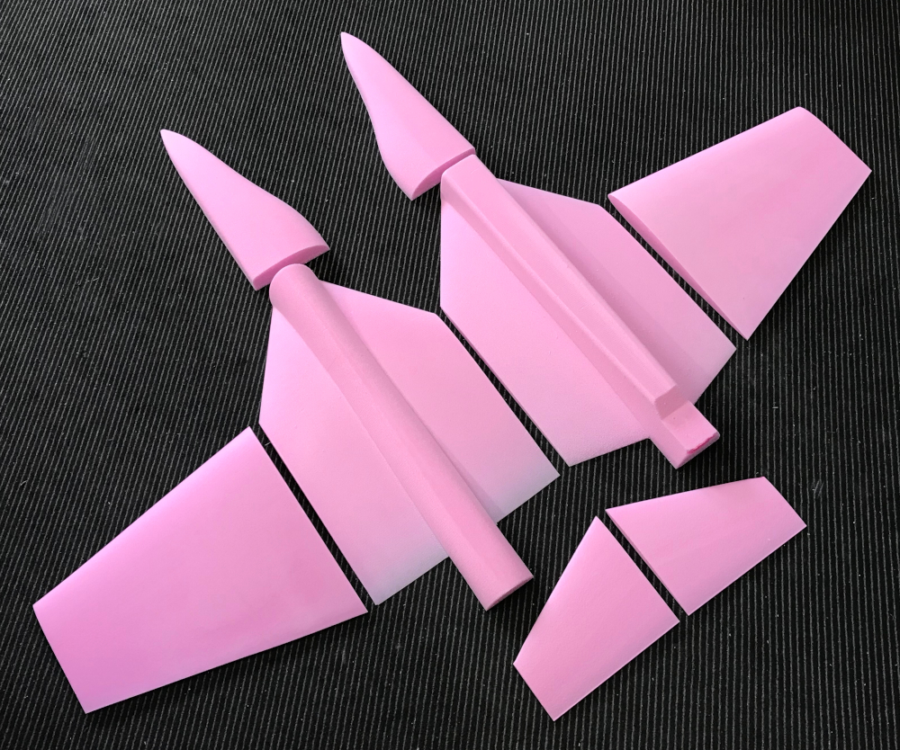 Der Lieferumfang: obere und untere Rumpfhälfte ...